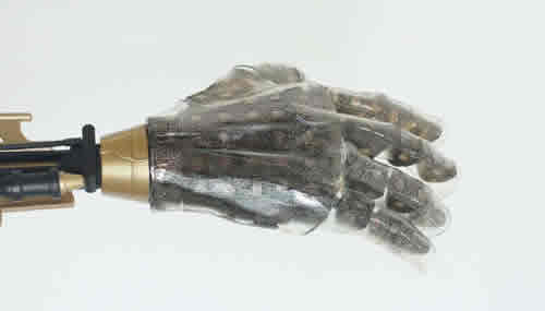 Un'immagine della mano con pelle artificiale utilizzata per testare il nanomateriale a base di silicone che restituisce al sistema nervoso sensazioni tattili