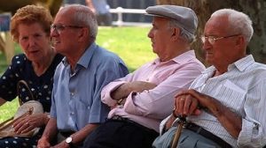 Anziani al parco a Napoli. Al meridione la percentuale di anziani è in continua crescita