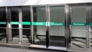 Le porte di banchina alla stazione di Montecompatri, il capolinea della metro