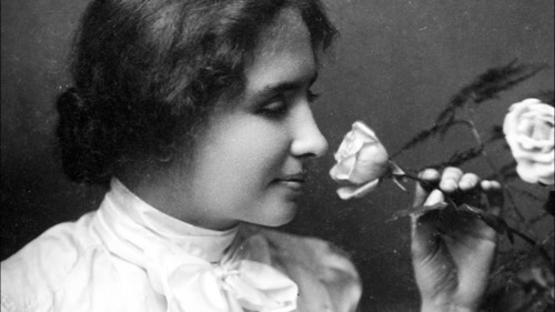 Una giovane Helen Keller annusa un fiore: per fortuna le sensazioni olfattive non le erano precluse