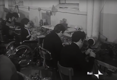 Immagini di un reportage Rai degli anni '70 sull'inserimento lavorativo di persone con disabilità in Capodarco