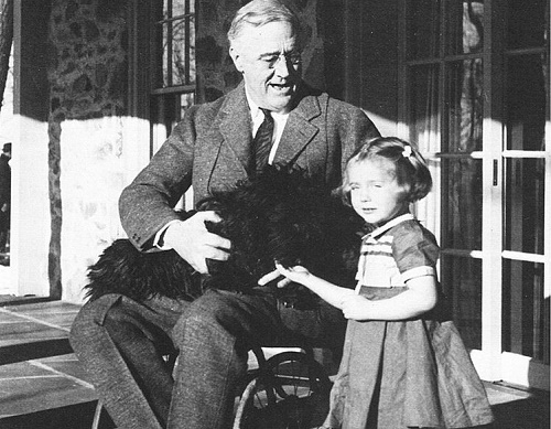 Disabili famosi: Roosevelt in sedia a rotelle insieme alla sua nipotina