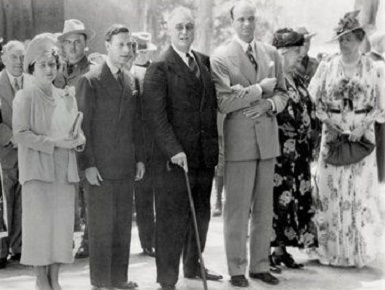 Roosevelt insieme a Re Giorgio d' Inghilterra e alla futura Regina Elisabetta, quest'ultima ancora vivente!