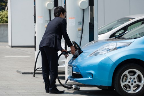 In Giappone il numero  di punti per la ricarica di auto elettriche supera ormai quello  dei distributori di carburanti