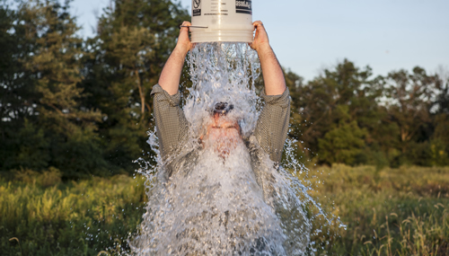 La Ice Bucket Challenge, nel 2014 ha raccolto 100 milioni di dollari per la ricerca: ora arrivano i primi risultati