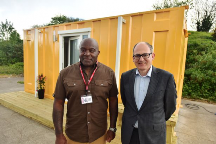 A Bristol, GB, container trasformati in alloggi per gli homeless