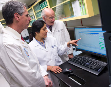 Alzheimer, una diagnosi precoce attraverso un test del sangue: Da sinistra, i ricercatori della Georgetown university Georgetown Dr. Howard J. Federoff, Amrita K. Cheema, professore associato di oncologia e co-direttore della metabolomica del GUMC ed il dottor Massimo S. Fiandaca, professore associato di neurologia: sono tra i co-inventori di un esame del sangue in grado di prevedere con una precisione del 90% se una persona sana svilupperà compromissione cognitiva lieve (MCI) o il morbo di Alzheimer entro tre anni.