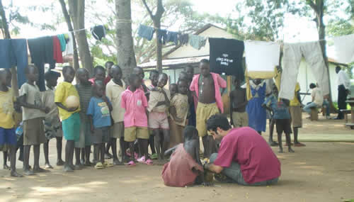 Attività di animazione con u bambini ugandesi