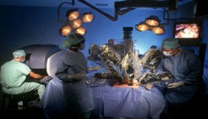 Chirurgia robotica - un'immagine di una sala operatoria robotizzata