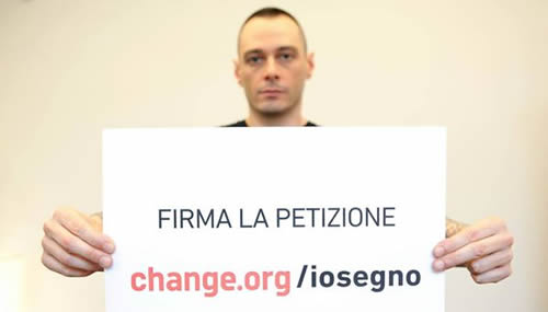 #IoSegno, un video con la canzone 'in Italia' del rapper Fabri Fibra tradotta in Lis per promuovere il riconoscimento della Lingua dei Segni Italiana