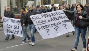 La protesta di tassisti contro Uber a Milano (Fonte: Unione di Rappresentanza Italiana dei Tassisti, Uritaxi, www.Uritaxi.it)