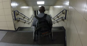 Race The Tube In a Wheelchair: grazie ad un video virale passa la denuncia del fatto che solo il 25% delle stazioni della metropolitana di Londra sono acessibili