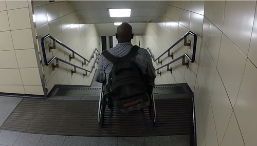 Race The Tube In a Wheelchair: grazie ad un video virale passa la denuncia del fatto che solo il 25% delle stazioni della metropolitana di Londra sono acessibili