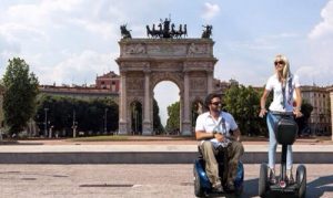 Paolo Badano sulla carrozzina Genny insieme  alla moglie su un segway