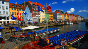 Il canale di Nyhavn a Copenhagen, costeggiato da bellissime casette colorate