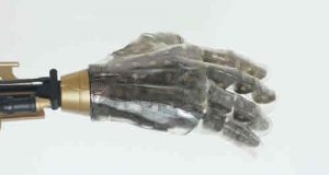 Un'immagine della mano con pelle artificiale utilizzata per testare il nanomateriale a base di silicone che restituisce al sistema nervoso sensazioni tattili