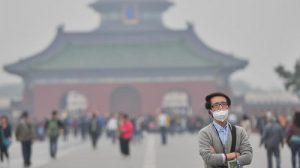 Il Tempio del Cielo, un famoso monumento di Pechino, offuscato dallo smog