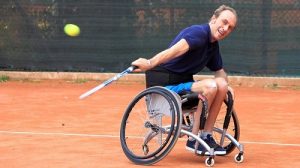 Nicola Codega che gioca a tennis