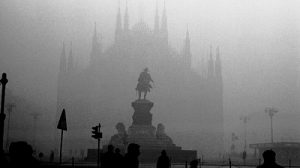 Il duomo avvolto dallo smog