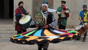 La danza tannura con le sue tipiche gonne colorate e volteggianti