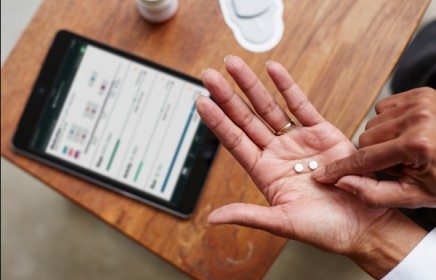 ipad-pill-hand-600x500 La FDA ha appena approvato una pillola con chip che permette di monitorare in tempo reale l'efficiacia dei farmaci e delle terapie in relazione ai comportamenti dei pazienti.
