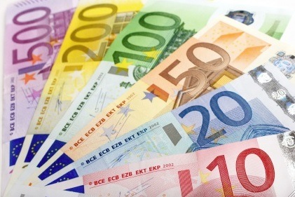 Un semplice dispositivo in alluminio delle dimensioni di una carta di credito che presenta 5 tacche. Ogni tacca corrisponde alla larghezza unica delle banconote da €5, €10, €20, €50, €100 e €500