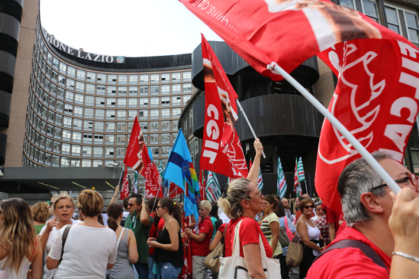 Un momento della manifestazione dei lavoratori dei cup del Lazio del 4 settembre sotto la regione