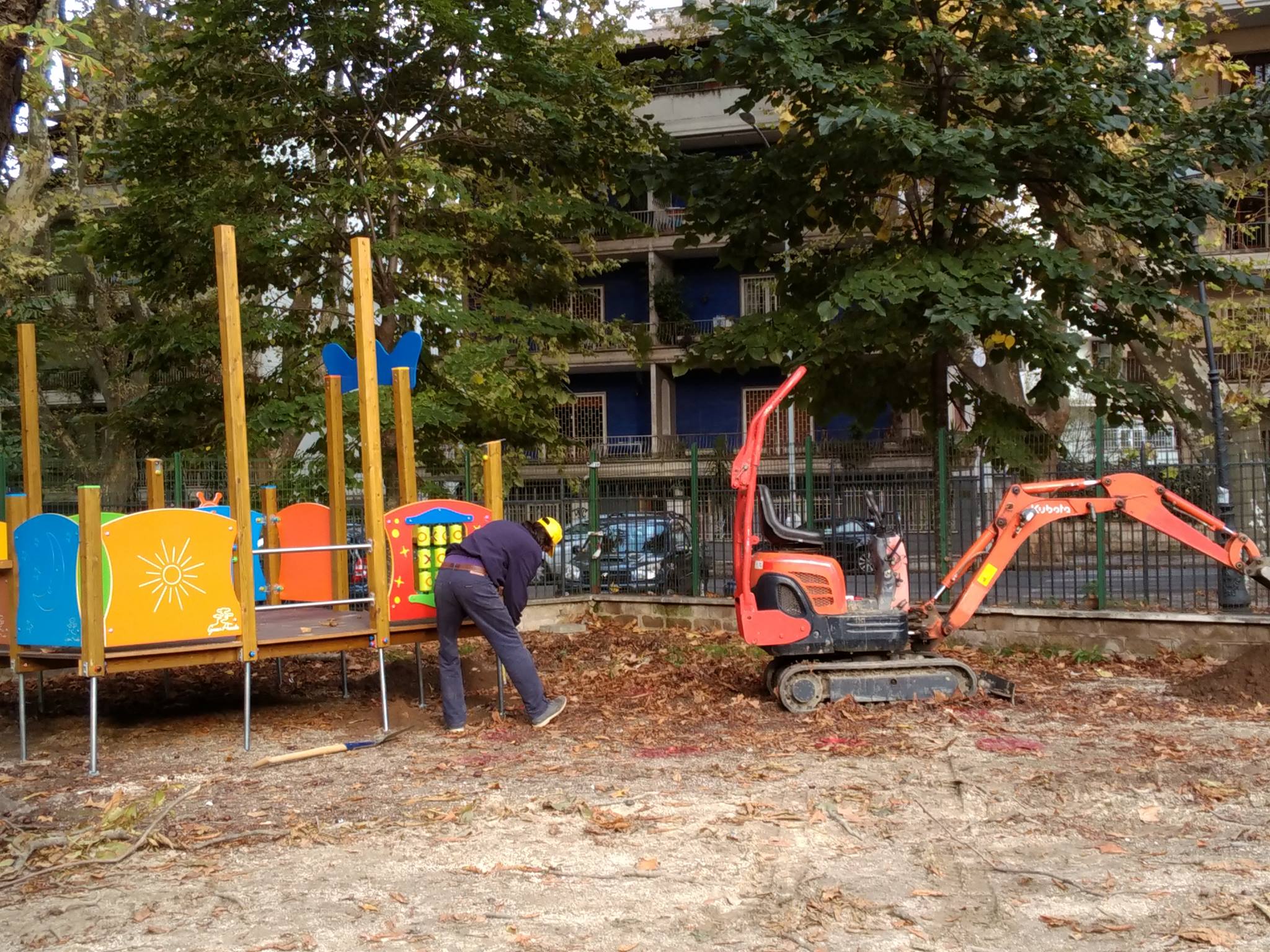 Un immagine dei lavori del parco giochi per tutti realizzato Ancilia nei giardino del Parco della Resistenza, nel Rione Testaccio a Roma
