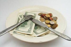 Risparmiare sul cibo mangiando alimenti scaduti, una necessità in tempo di crisi