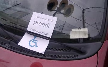 Parcheggi abusivi sui posti dei disabili