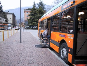 Esempio di fermata accessibile, con la pedana che arriva fino al piano della strada e consente la salita/discesa