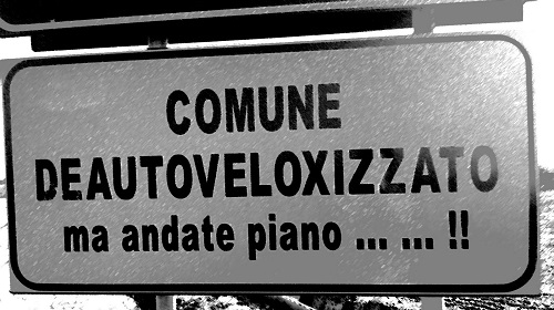 La buffa insegna che compare all'ingresso del comune Livorno Ferraris (VC)