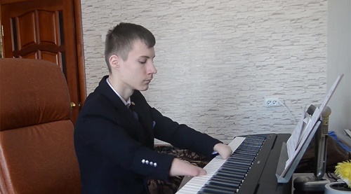 Il brillante pianista russo all'opera
