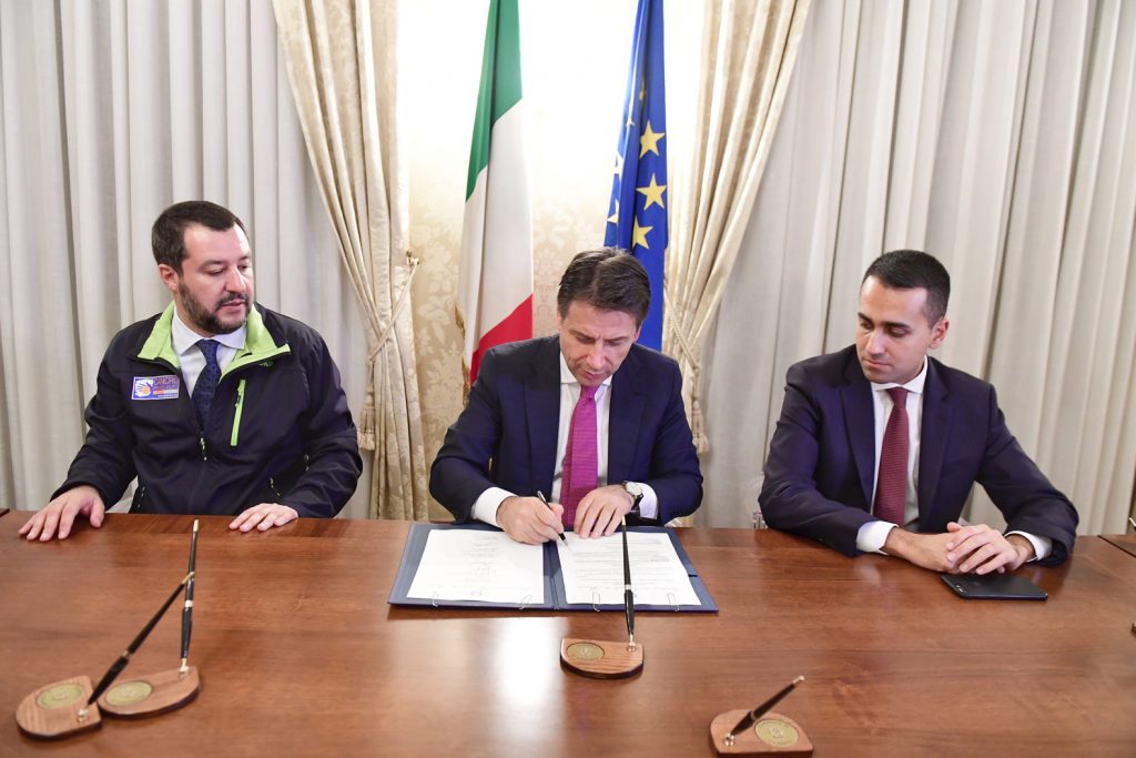 Da sinistra, Matteo Salvini, Lega, Ministro dell'Interno, Giuseppe Conte, Presidente del Consiglio, Luigi Di Maio, ministro dello sviluppo economico e ministro del lavoro e delle politiche sociali, M5S (Fonte, Presidenza del Consiglio dei Ministri con Immagini messe a disposizione con licenza CC-BY-NC-SA 3.0 IT)